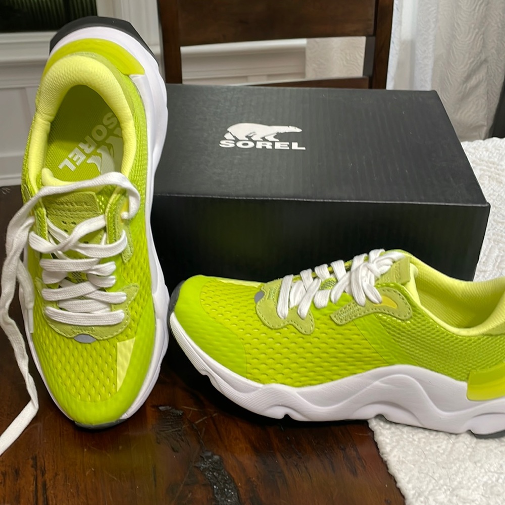 NIB Sorel Kinetic RNEGD Lace athletic shoes, Size 7.5 in Acid Green.